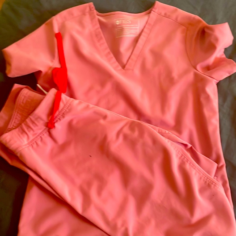 Small figs scrubs
